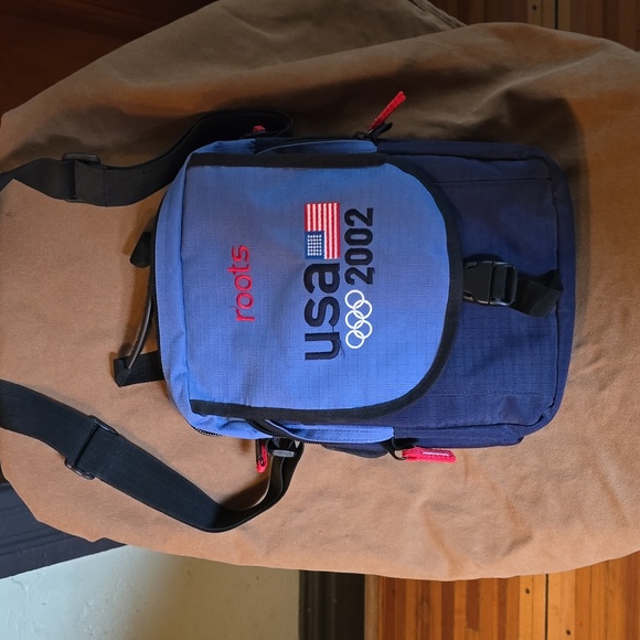 Roots 2002 Olympic large crossbody bag - Picture 1 of 5